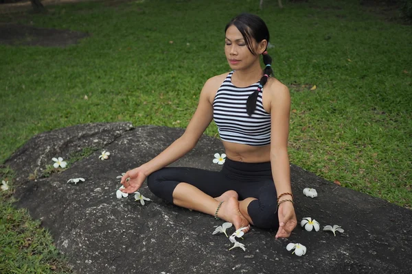Jovem fazendo exercícios de ioga no parque do jardim — Fotografia de Stock