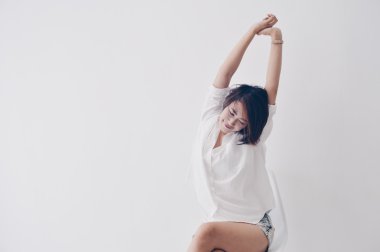 Asyalı kadın yaşam tarzı beyaz odada