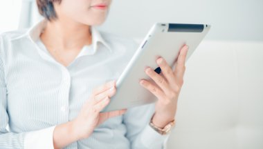 Asyalı kadın ile tablet