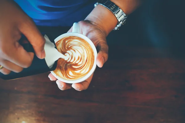 Ton de couleur vintage de tasse de café sur le café de table — Photo