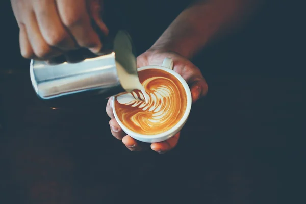 Винтажный тон чашки кофе на столе кафе — стоковое фото