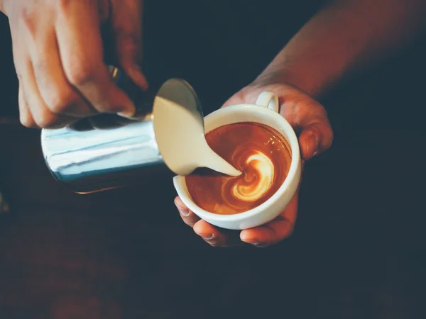 Tono di colore vintage della tazza di caffè sulla caffetteria tavolo — Foto Stock