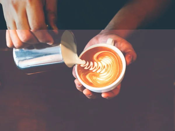 Vintage Farbton der Tasse Kaffee auf dem Tisch Coffee-Shop — Stockfoto