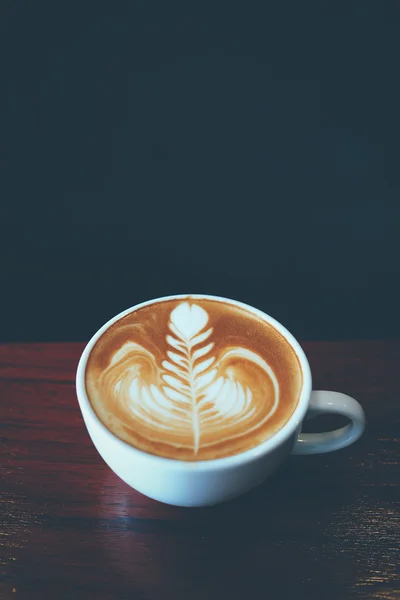 Warna klasik dari cangkir kopi di atas meja warung kopi — Stok Foto