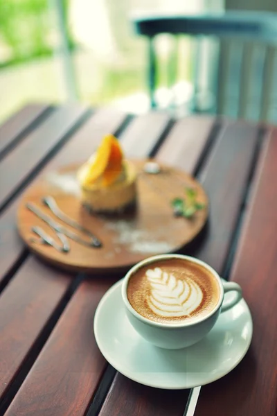 Tasse de café latte sur la texture du bois — Photo