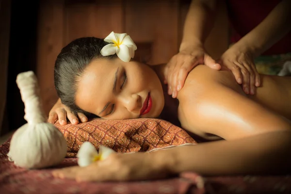 Kadın vücudunda Spa'da Masaj — Stok fotoğraf