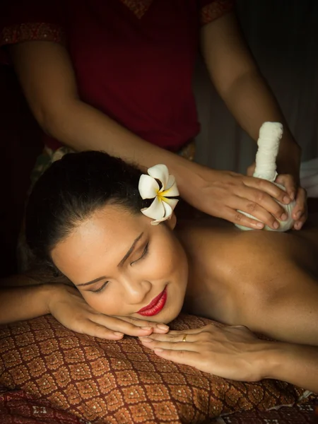 Massage sur le corps de la femme au spa — Photo