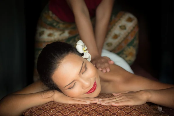 Massaggio sul corpo della donna nella spa — Foto Stock