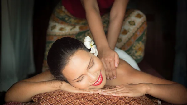 Massage sur le corps de la femme au spa — Photo