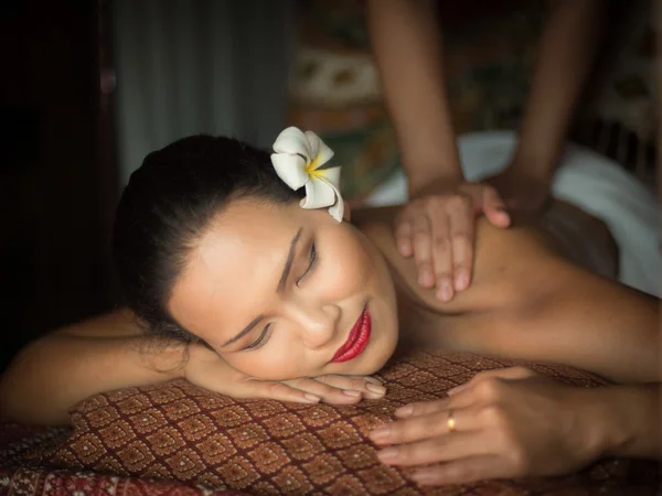 Massage sur le corps de la femme au spa — Photo