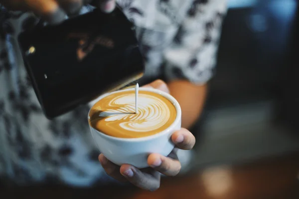 Як зробити каву Latte art — стокове фото