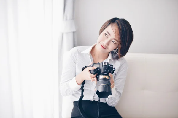Asiatisk kvinna livsstil i vita rummet — Stockfoto