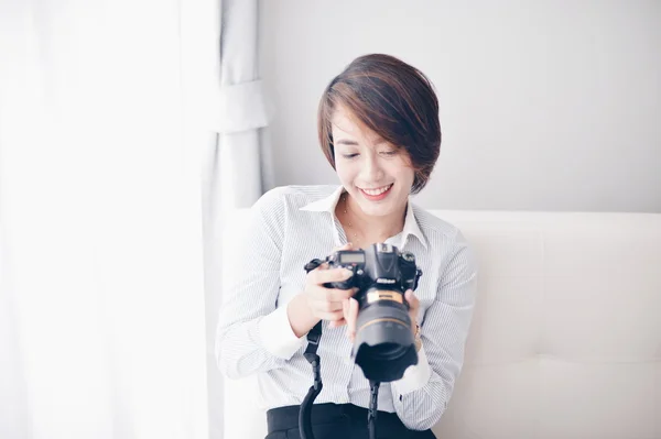 Asiatische Frau Lebensstil in weißen Raum — Stockfoto