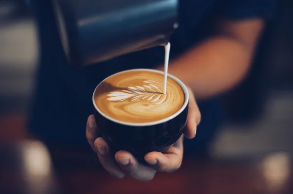 Hoe maak je koffie latte art — Stockfoto
