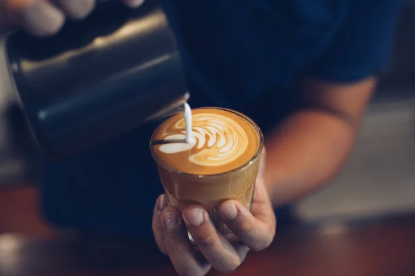 Wie man Kaffee-Latte-Kunst macht — Stockfoto