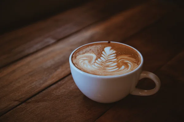 Secangkir kopi di kedai kopi — Stok Foto