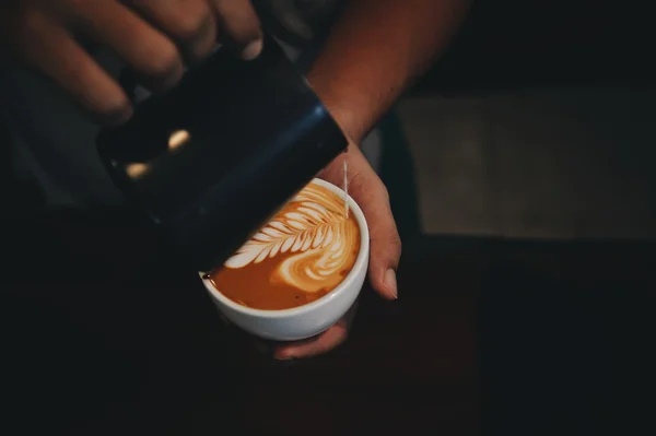 コーヒー ショップでコーヒーを 1 杯 — ストック写真