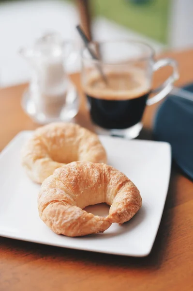 Kopp kaffe i kafé — Stockfoto