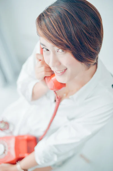 Азиатка с ретро-телефоном в винтажном цвете — стоковое фото