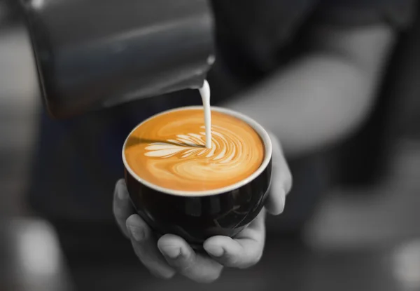 Hogyan készítsünk kávé a latte art — Stock Fotó