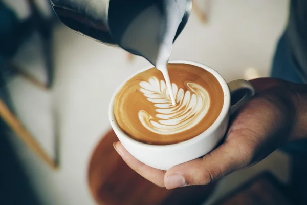 Винтажный тон чашки кофе на столе кафе — стоковое фото