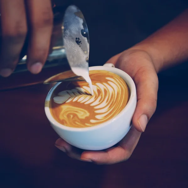 Vintage Farbton der Tasse Kaffee auf dem Tisch Coffee-Shop — Stockfoto