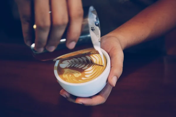 Vintage färgtonen i kopp kaffe på kaféet och tabell — Stockfoto