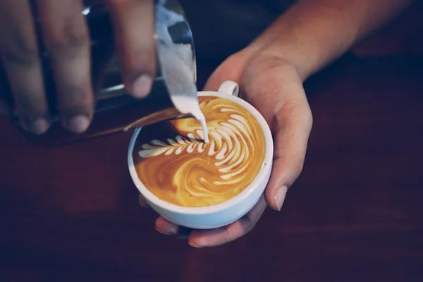 Vintage kleurtoon van kopje koffie op de tabel koffie winkel — Stockfoto