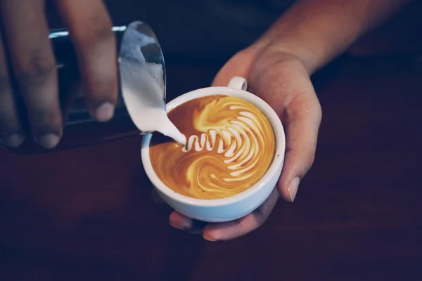 Tono di colore vintage della tazza di caffè sulla caffetteria tavolo — Foto Stock