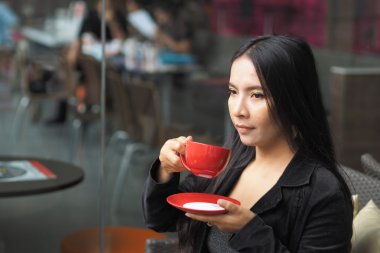 Kahveli Asyalı kadın. 