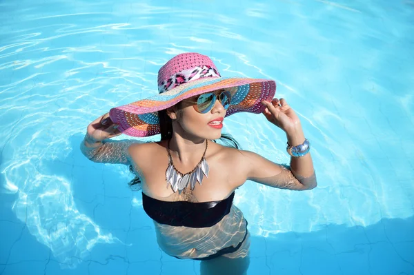 Азіатський сексуальна жінка розслаблюючим у басейні — стокове фото