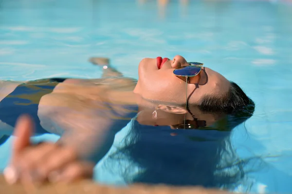 Азиатская сексуальная женщина расслабляется в бассейне — стоковое фото