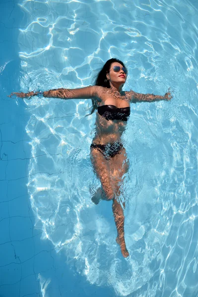 Азиатская сексуальная женщина расслабляется в бассейне — стоковое фото