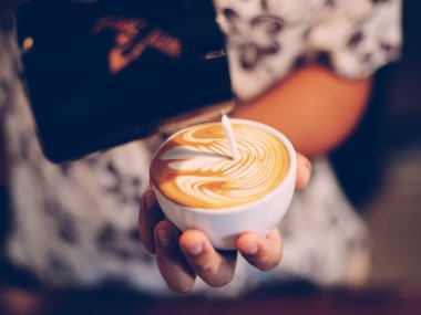 fincan kahve latte ahşap doku üzerinde 