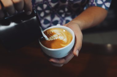 fincan kahve latte ahşap doku üzerinde 