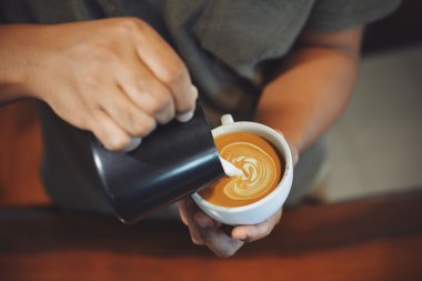 fincan kahve latte ahşap doku üzerinde 