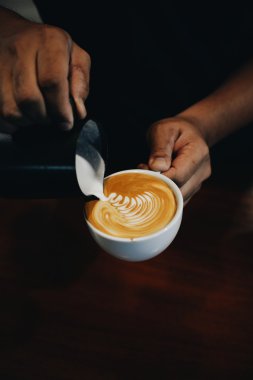 fincan kahve latte ahşap doku üzerinde 