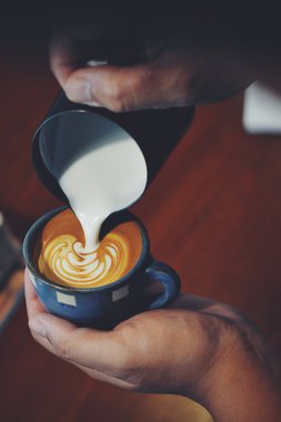 fincan kahve latte ahşap doku üzerinde 