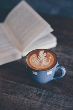 fincan kahve latte ahşap doku üzerinde 