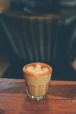fincan kahve latte ahşap doku üzerinde 