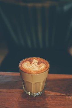 fincan kahve latte ahşap doku üzerinde 