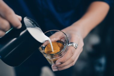 fincan kahve latte ahşap doku üzerinde 