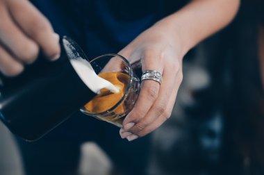 fincan kahve latte ahşap doku üzerinde 