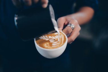 fincan kahve latte ahşap doku üzerinde 