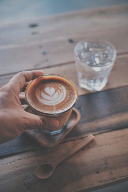 fincan kahve latte ahşap doku üzerinde 