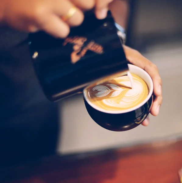 Taza de café con leche en la textura de madera — Foto de Stock