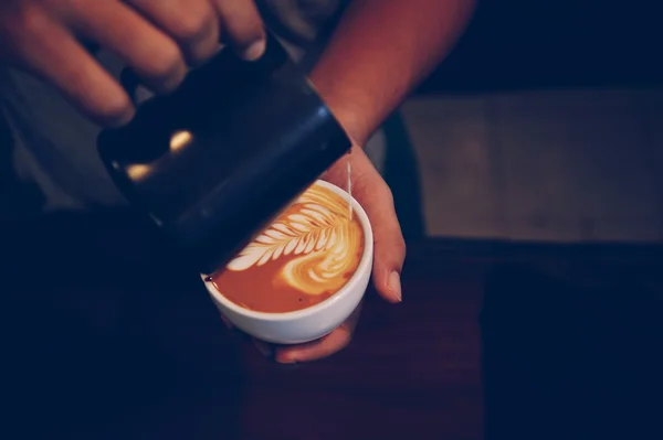 Tasse Kaffee Latte auf dem Holz Textur — Stockfoto