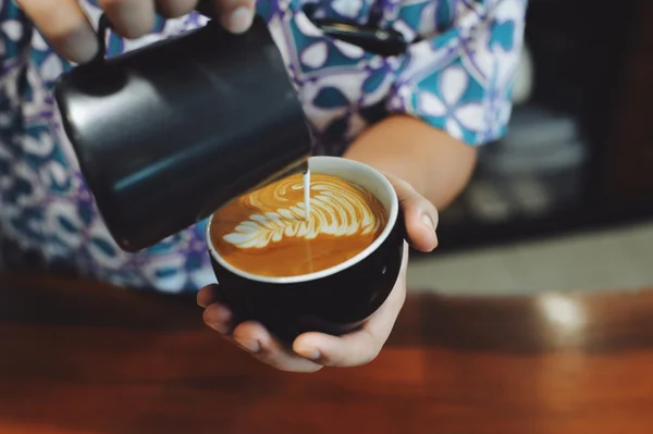 Taza de café con leche en la textura de madera —  Fotos de Stock