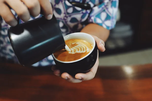 Taza de café con leche en la textura de madera —  Fotos de Stock