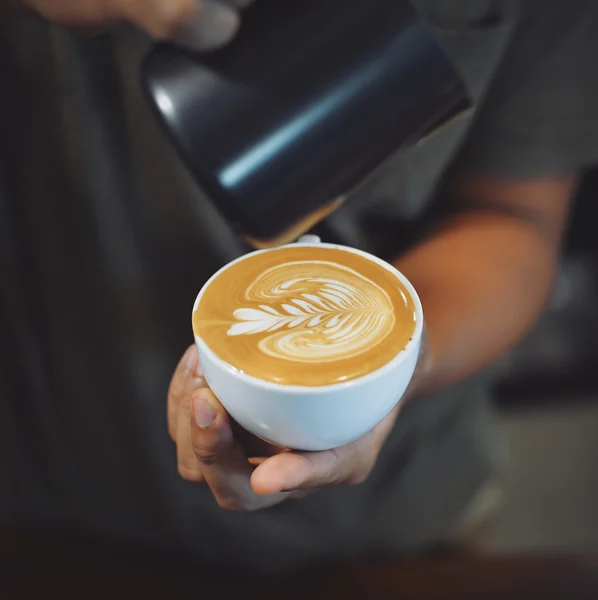 Šálek kávy latte na texturu dřeva — Stock fotografie